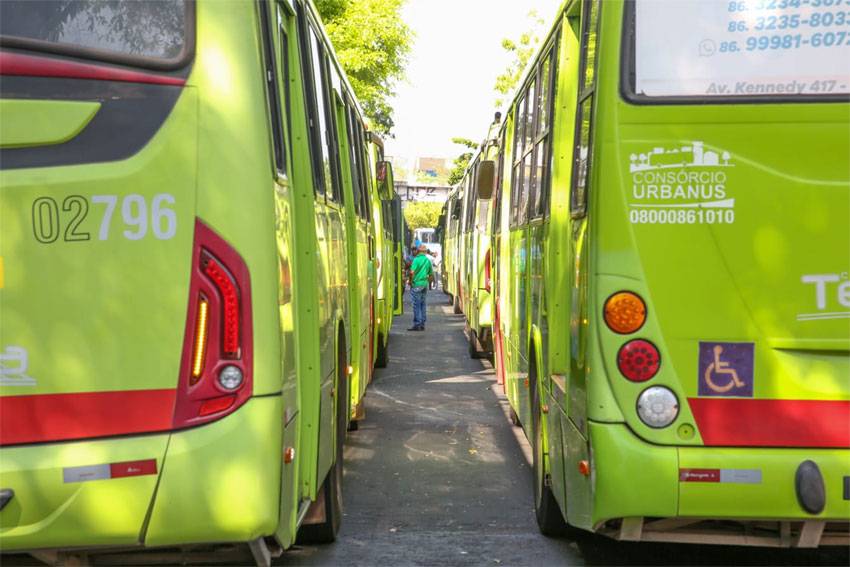 Sem ônibus usuários deixam milhões em vales transportes. Mas, quem fica com esse dinheiro?